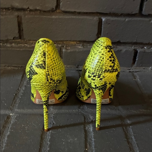 SCHUTZ Yellow Snakeskin Pointed Toe Stiletto Heels Size 8.5 - Picture 2 of 4